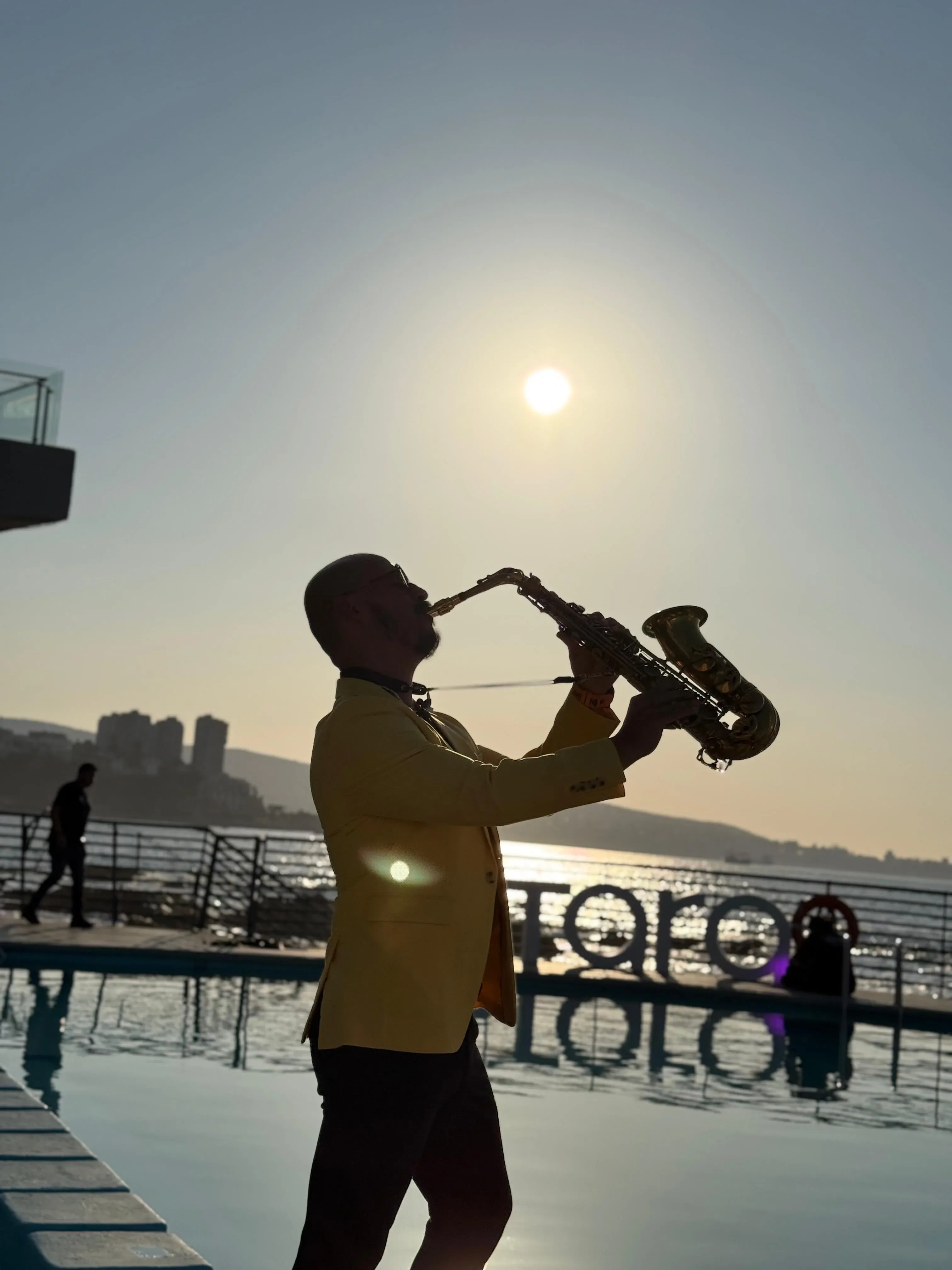 Marcelo Henríquez tocando saxofón